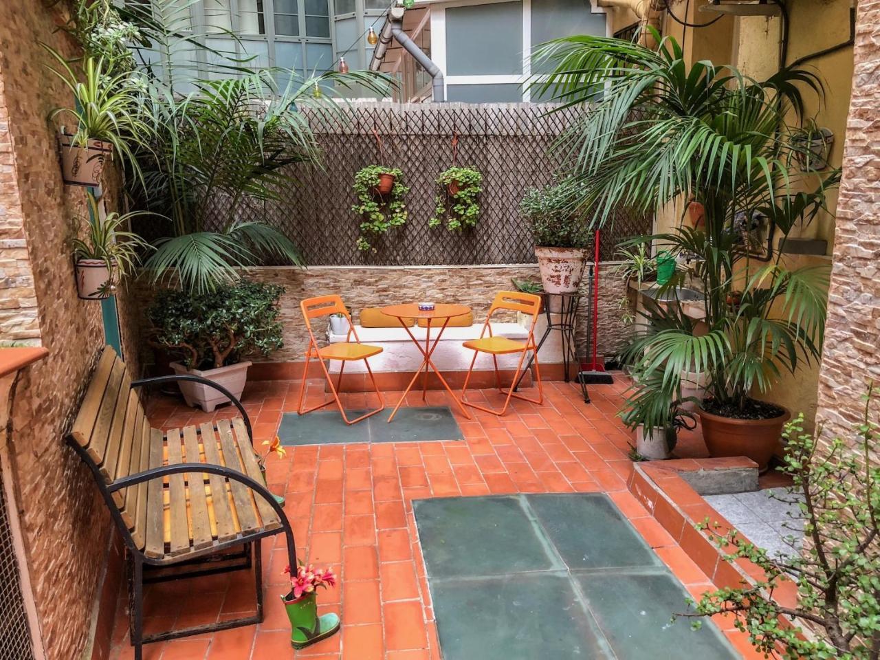 La Isla Hostal Barcelona Exterior photo